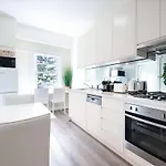 Snug 1-Bed Unit Across From Bondi Beach